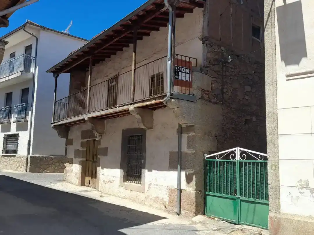 Vista exterior de Casa adosada en venda en Becedas amb Balcó