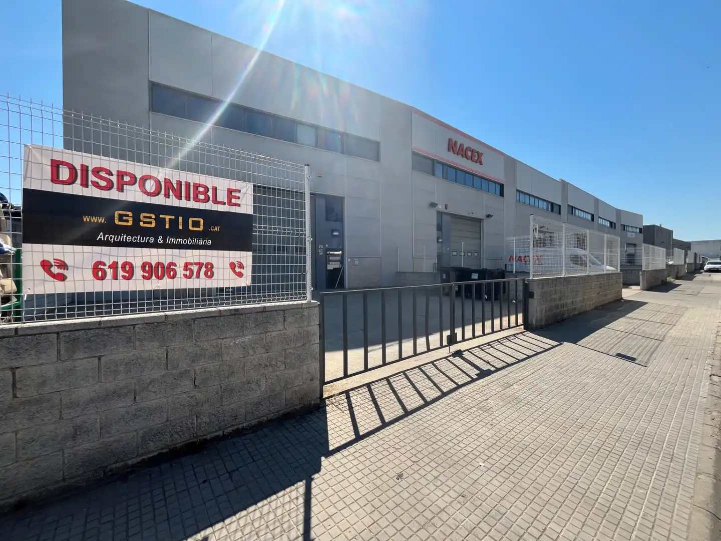Industrial buildings for rent in Salt
