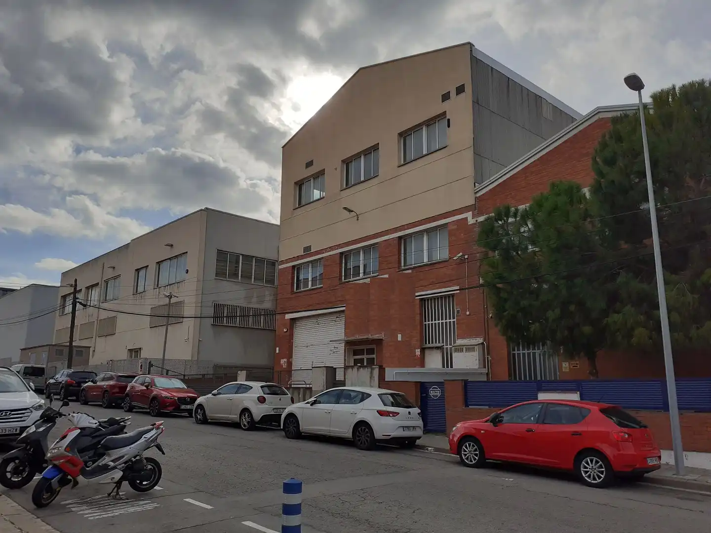 Vista exterior de Nau industrial en venda en Sant Joan Despí