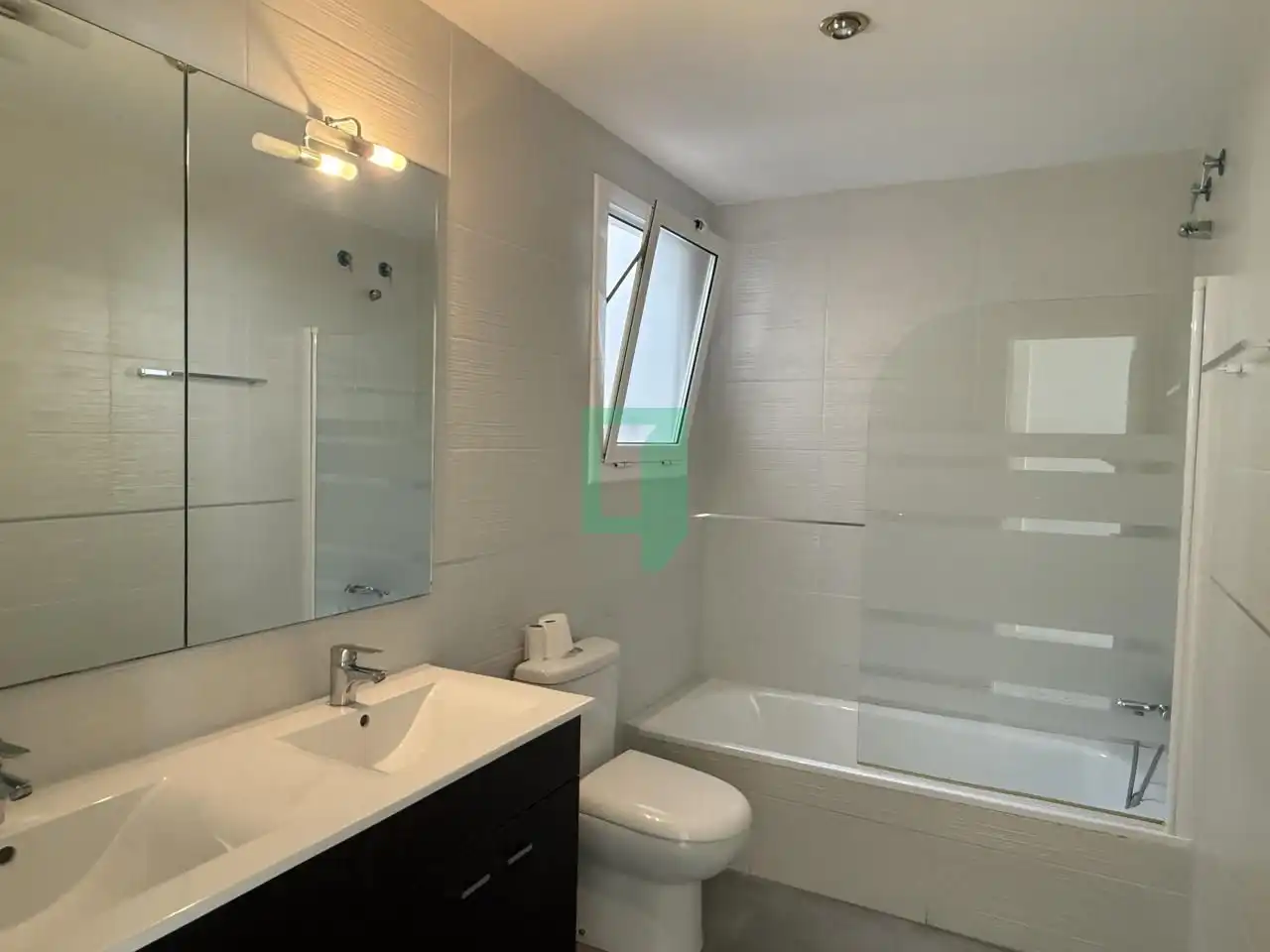 Badezimmer von Wohnung zum Verkauf in Badalona mit Klimaanlage und Terrasse