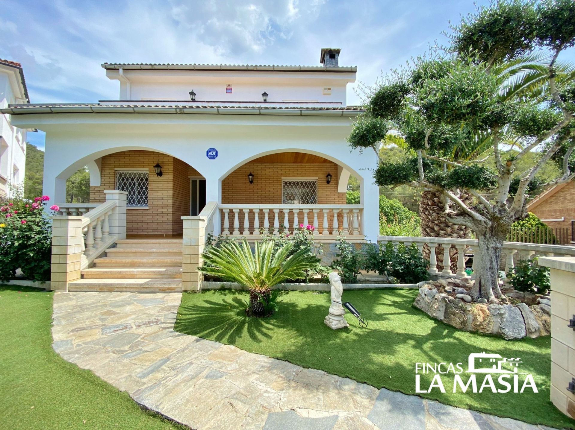Vista exterior de Casa o xalet de lloguer en Begues amb Aire condicionat, Calefacció i Jardí privat