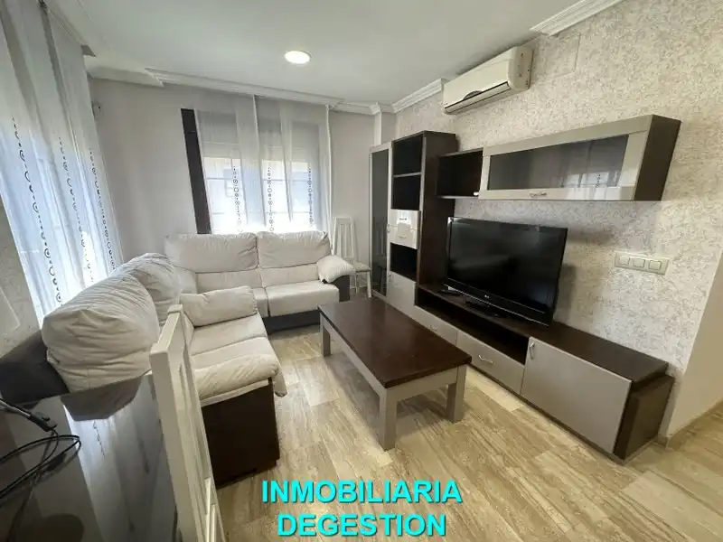Sala de estar de Apartamento de alquiler en Linares con Aire acondicionado, Calefacción y Amueblado
