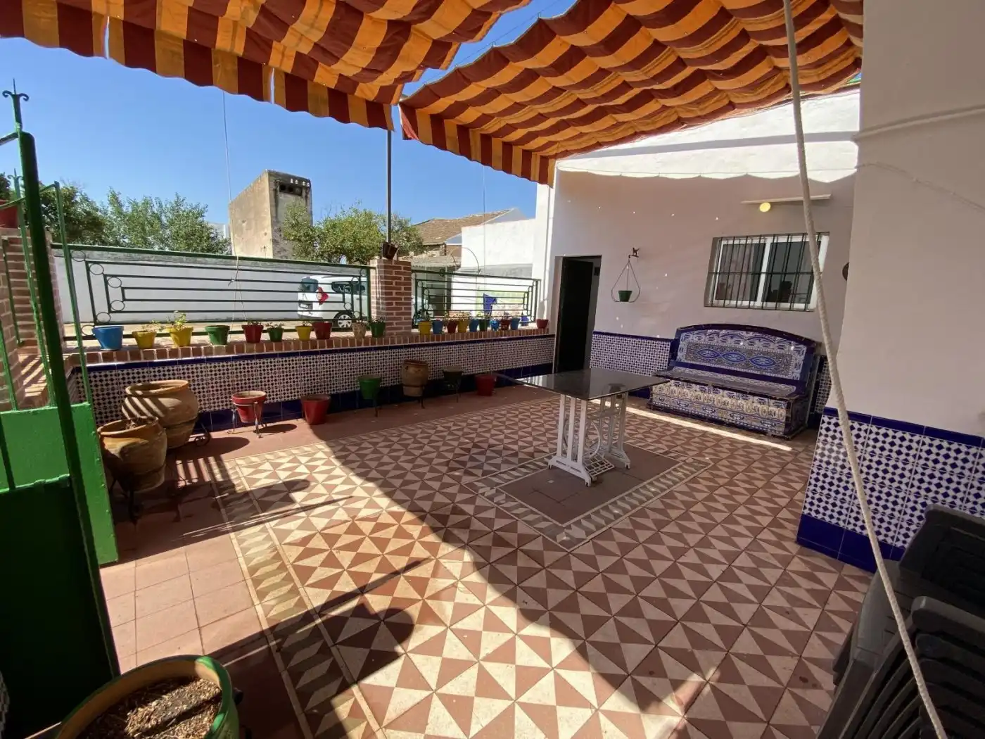 Vista exterior de Casa o xalet en venda en El Pedroso amb Terrassa, Traster i Balcó
