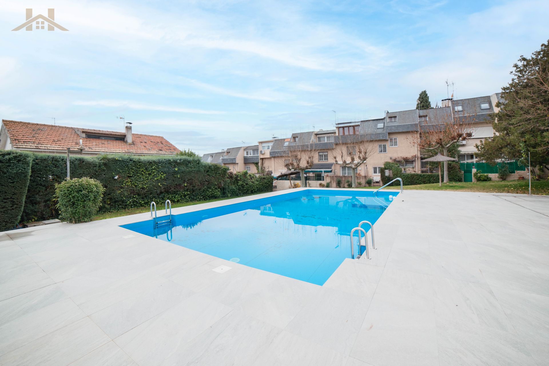 Piscina de Casa adosada en venta en Pozuelo de Alarcón con Aire acondicionado, Calefacción y Jardín privado