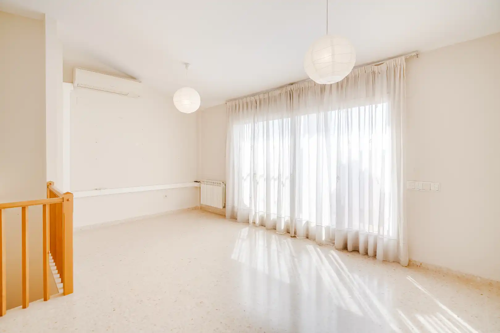 Sala d'estar de Casa adosada en venda en Castellar del Vallès amb Aire condicionat, Calefacció i Jardí privat