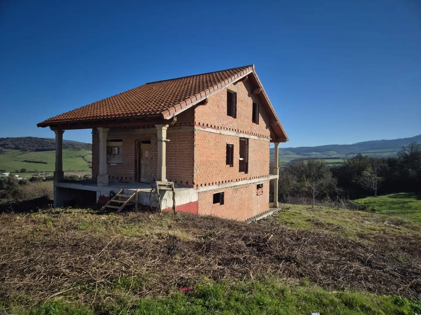 Außenansicht von Haus oder Chalet zum Verkauf in Valle de Mena mit Privatgarten, Balkon und Gemeinschaftspool