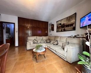 Sala d'estar de Casa adosada en venda en Redondela amb Terrassa i Balcó