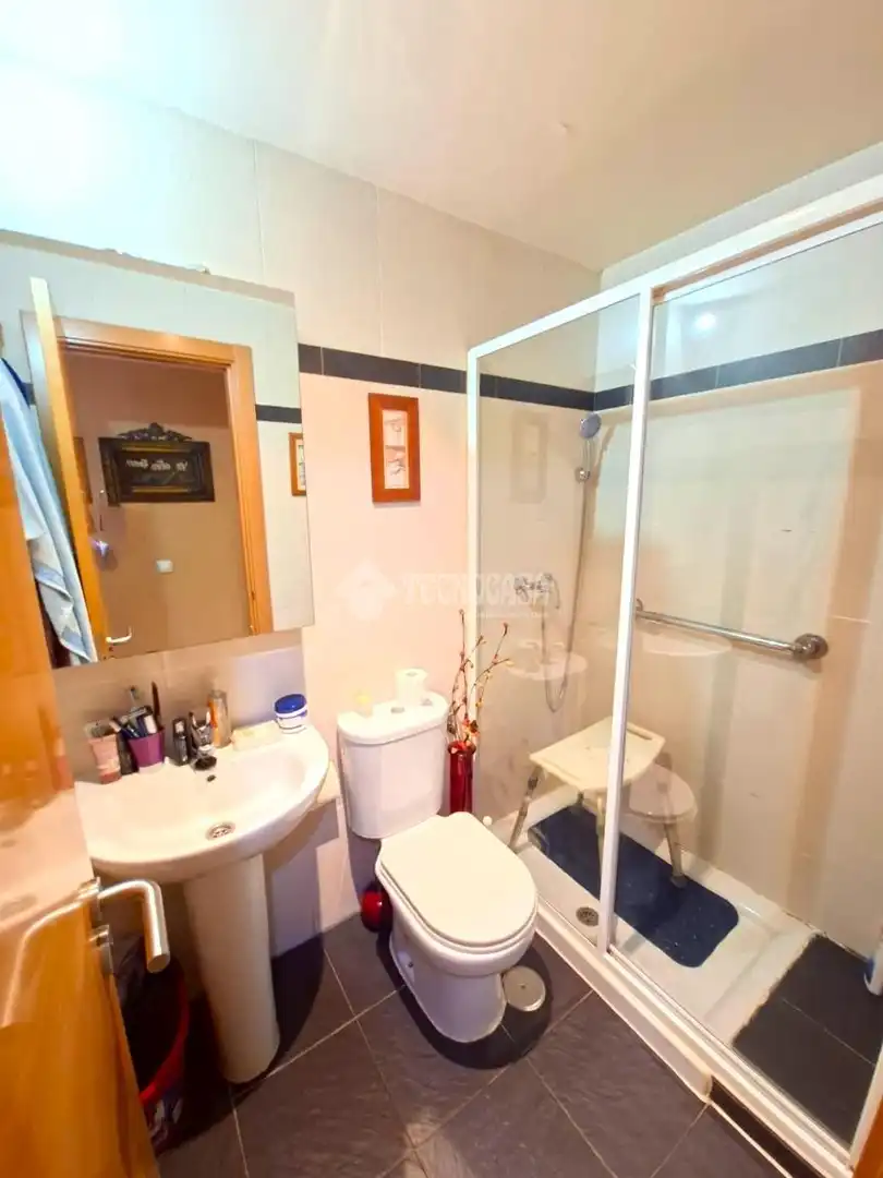 Bathroom of Flat for sale in Parla  with Air Conditioner, Heating and Parquet flooring