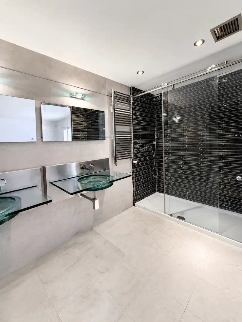 Badezimmer von Einfamilien-Reihenhaus zur Miete in Club de Campo mit Klimaanlage, Heizung und Privatgarten