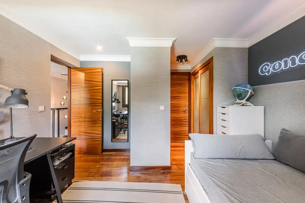 Schlafzimmer von Einfamilien-Reihenhaus zum Verkauf in Boadilla del Monte mit Klimaanlage, Heizung und Privatgarten
