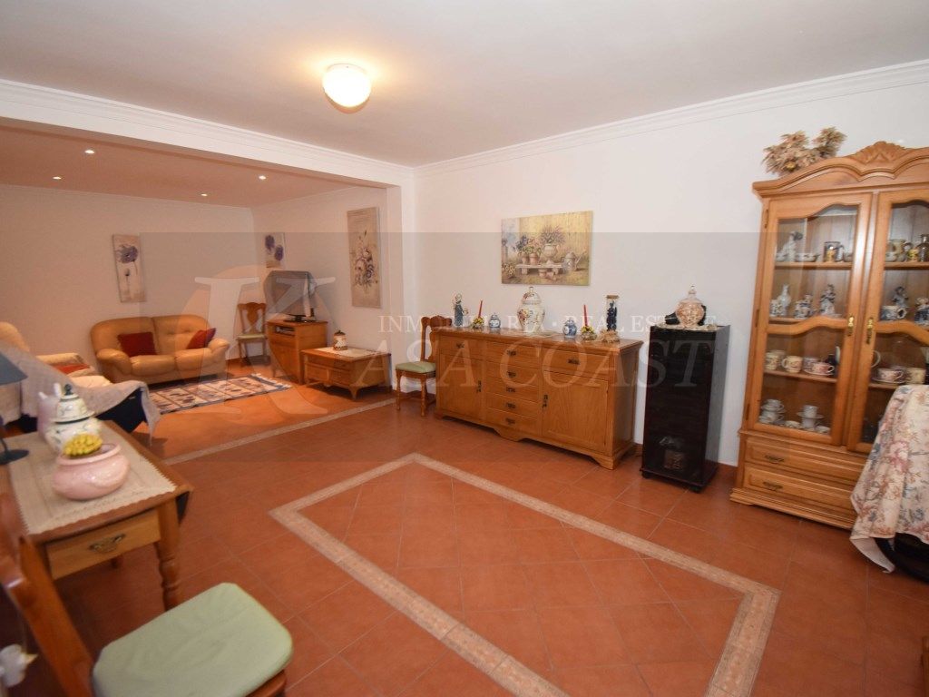 Sala d'estar de Casa adosada en venda en Fuengirola amb Aire condicionat