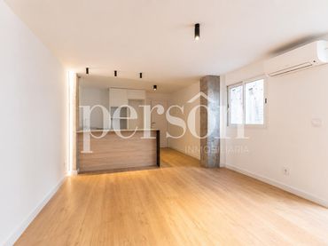 Flat with balcony to rent in L'Eixample