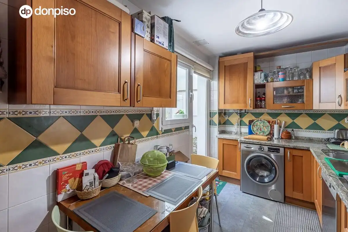 Cuina de Casa adosada en venda en Granada amb Aire condicionat i Terrassa