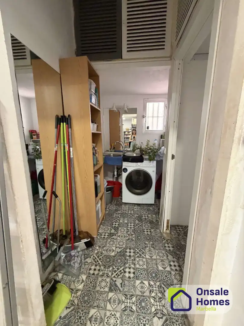 Commercial properties for transfer in Marbella  with Air Conditioner, Furnished and Alarm