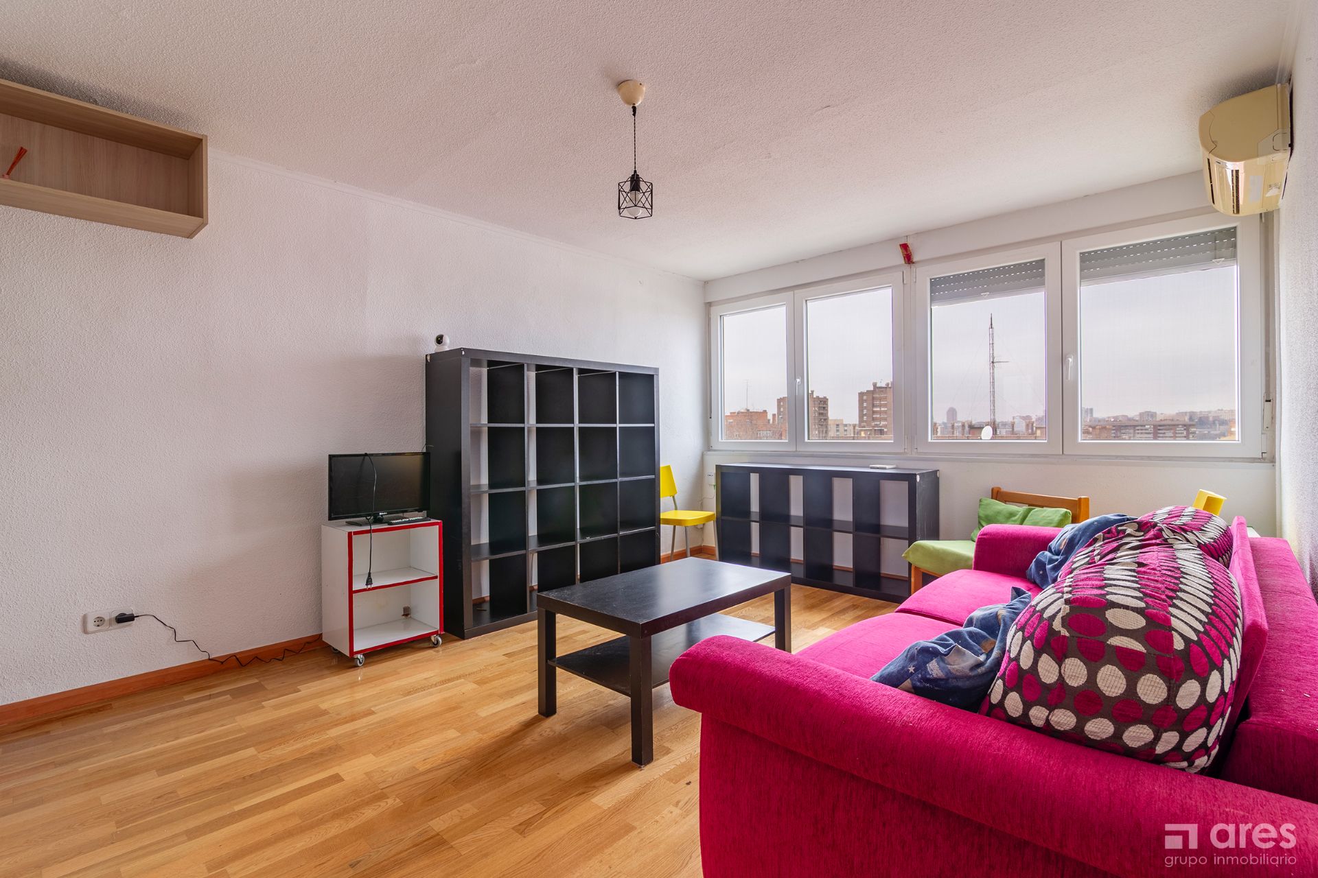 Living room of Flat for sale in  Madrid Capital  with Heating, Furnished and Oven