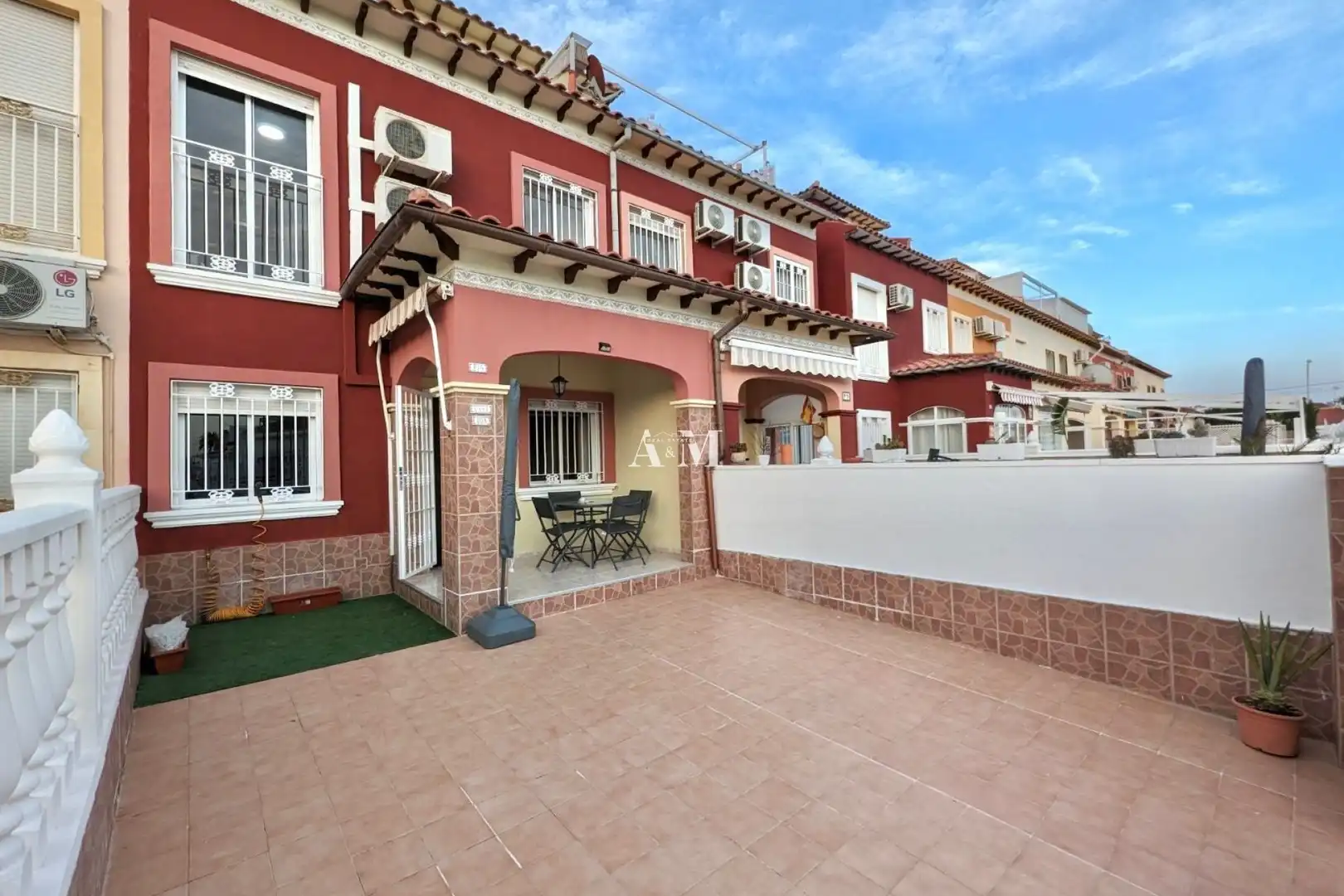 Vista exterior de Casa o xalet de lloguer en Torrevieja amb Aire condicionat, Calefacció i Jardí privat