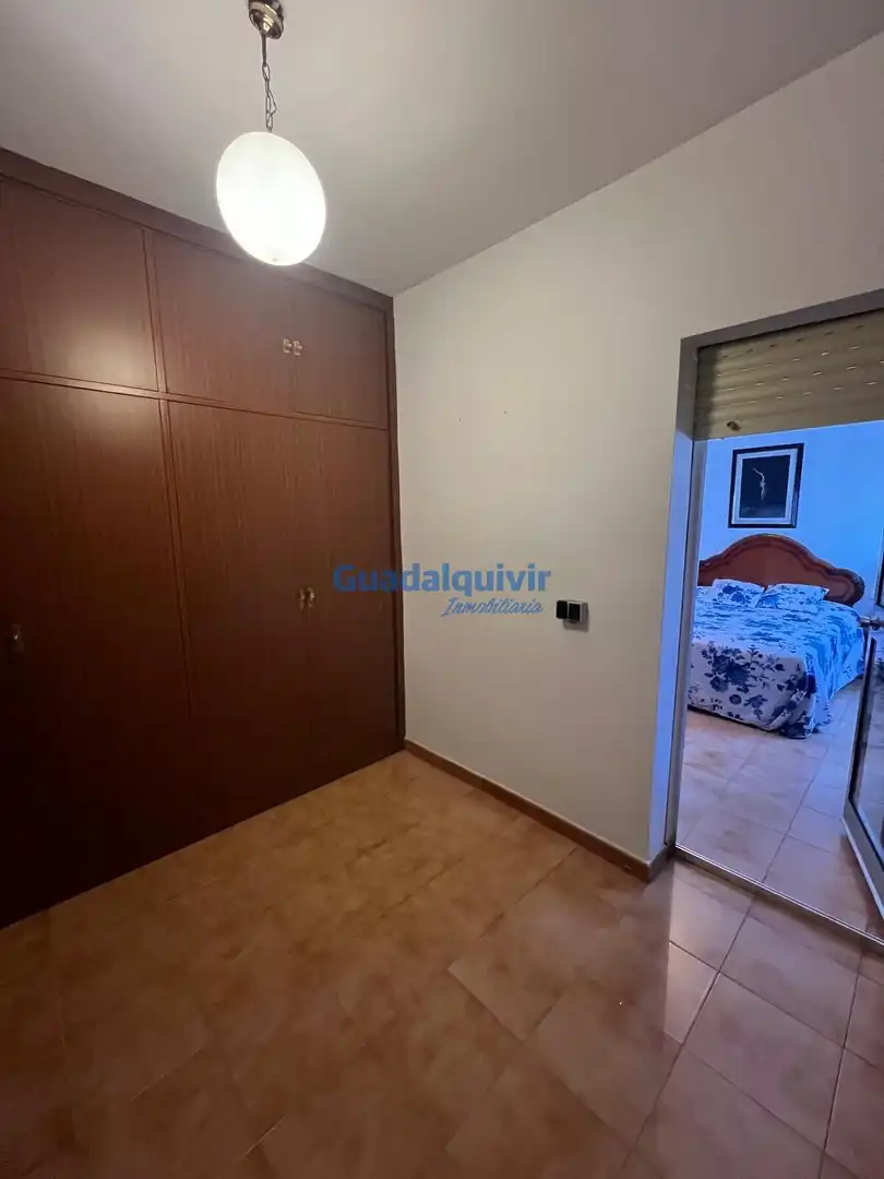 Dormitori de Casa adosada en venda en Montequinto amb Aire condicionat, Jardí privat i Traster
