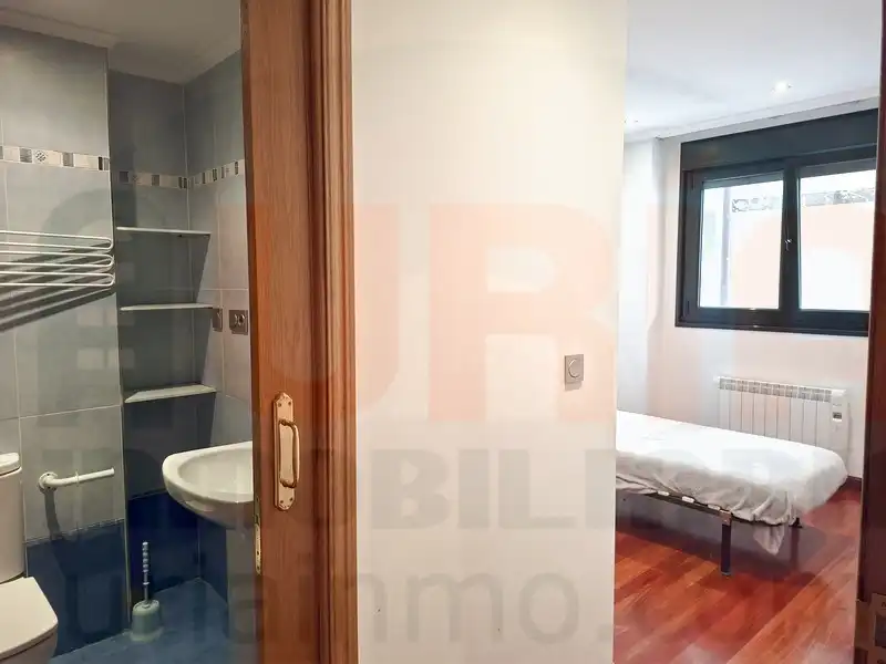 Dormitori de Pis en venda en Oviedo  amb Calefacció, Terrassa i Traster