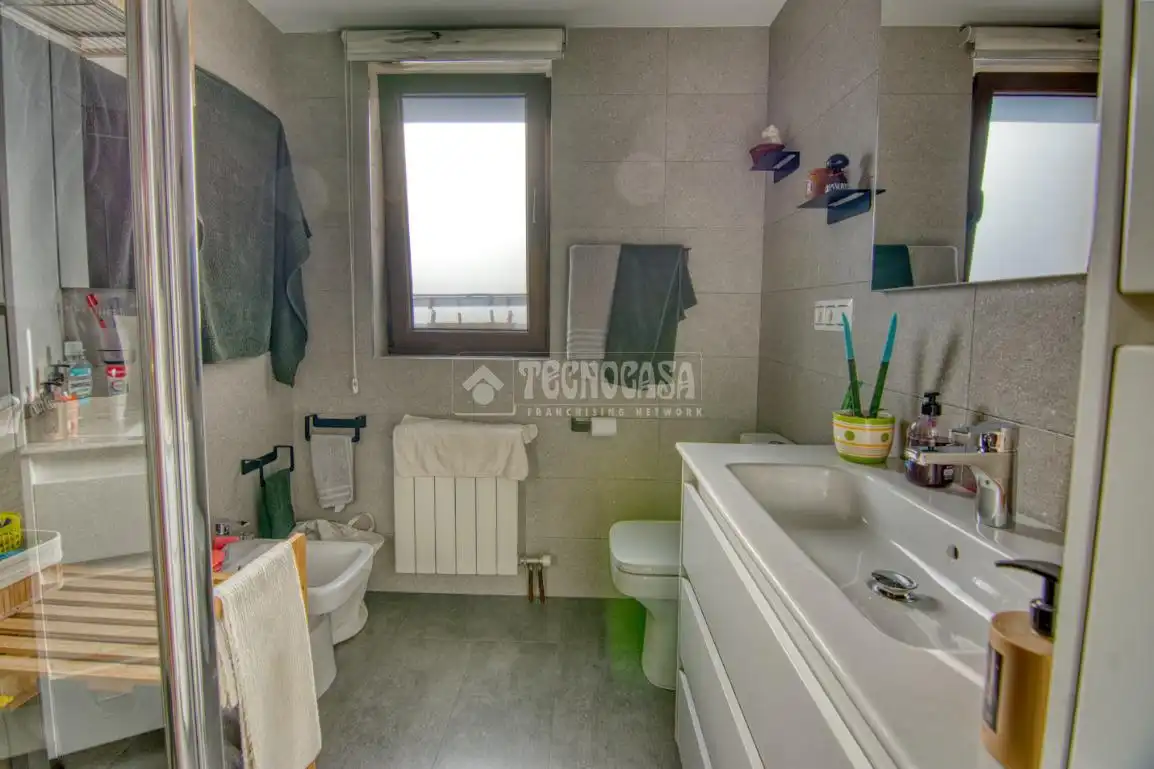 Badezimmer von Wohnung zum Verkauf in Santander mit Abstellraum