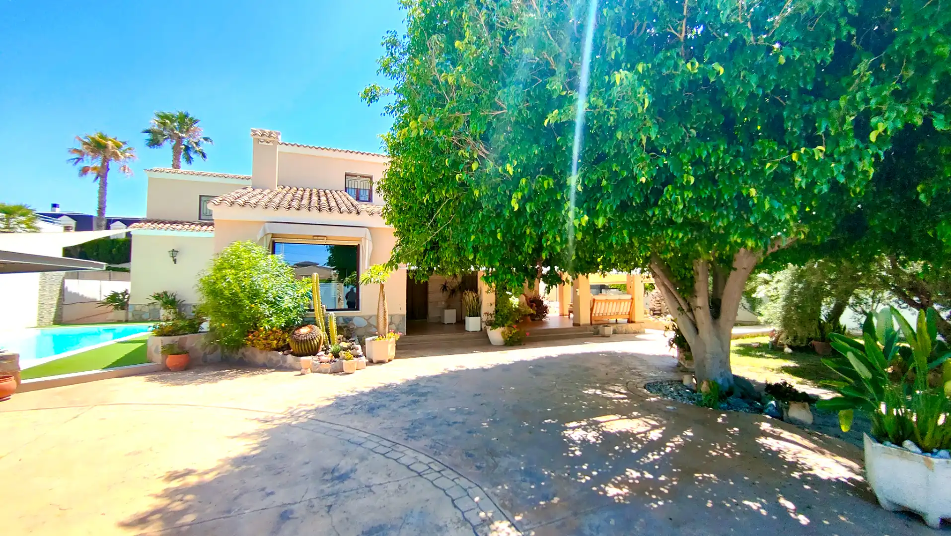 Vista exterior de Casa o xalet en venda en Elche / Elx amb Aire condicionat, Calefacció i Jardí privat