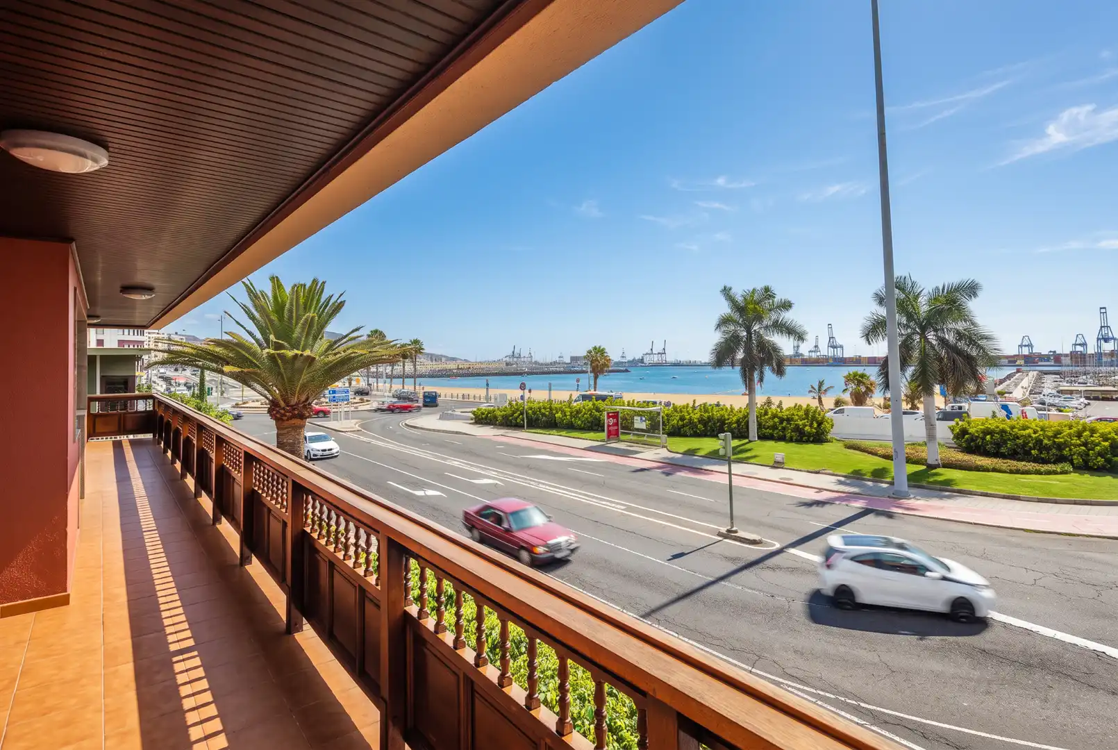 Vista exterior de Casa o xalet en venda en Las Palmas de Gran Canaria amb Aire condicionat, Jardí privat i Terrassa