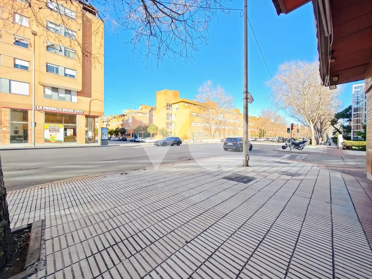 Vista exterior de Local en venda en Madrid amb Aire condicionat