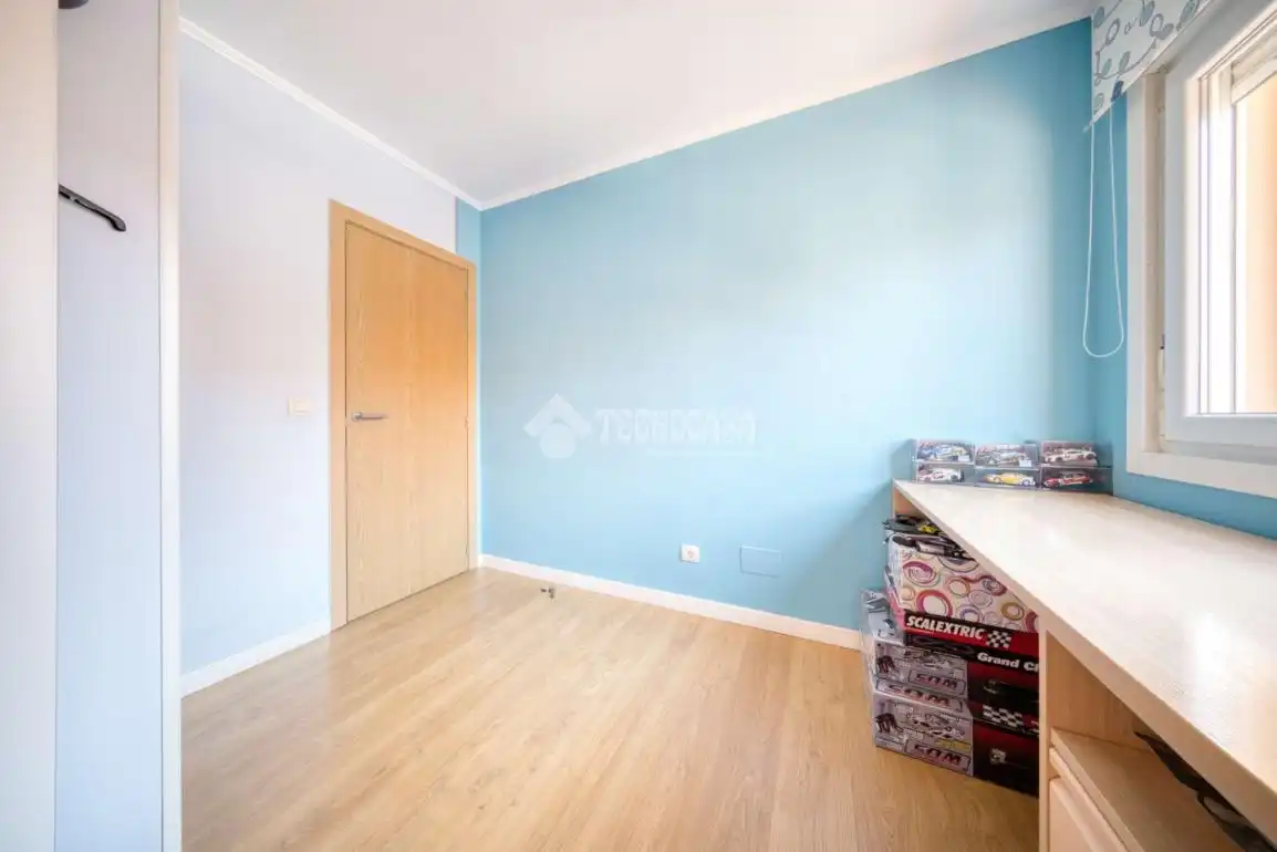 Habitación de Casa adosada en venta en Aldeamayor de San Martín con Calefacción y Jardín privado