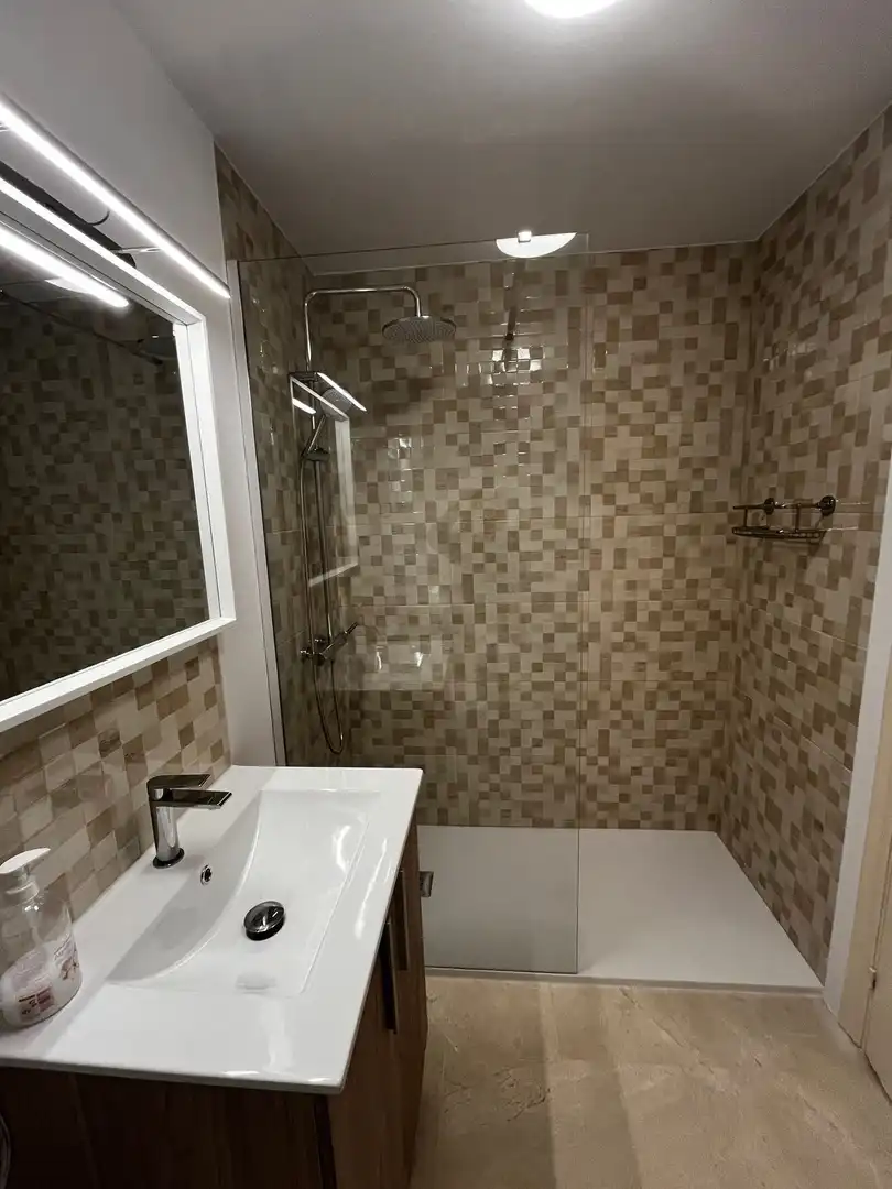 Baño de Apartamento de alquiler en Estepona con Terraza, Amueblado y Piscina comunitaria