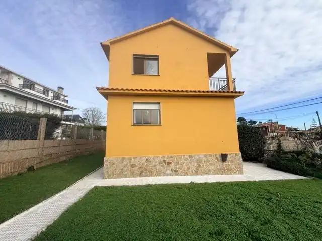 Vista exterior de Casa o xalet en venda en Sanxenxo amb Jardí privat, Terrassa i Moblat