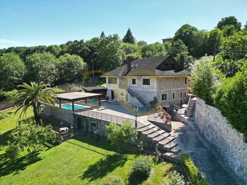 Vista exterior de Casa o xalet en venda en Oviedo  amb Calefacció, Jardí privat i Terrassa