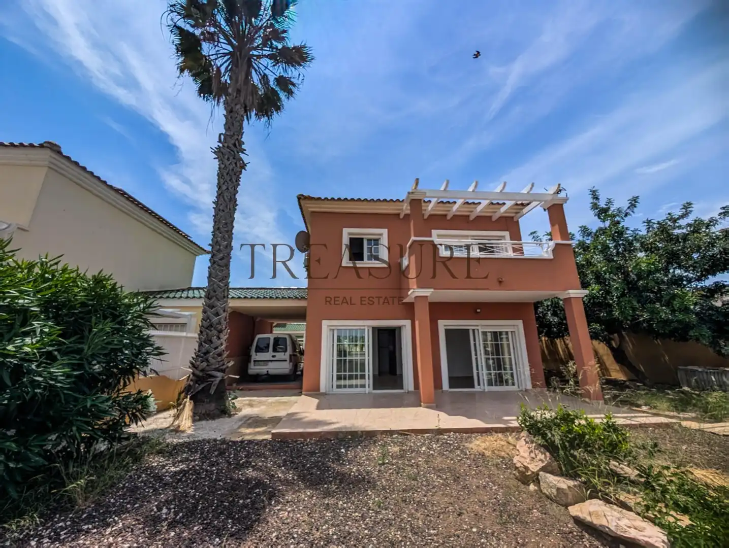 Chalet con terraza en venta en Calle España