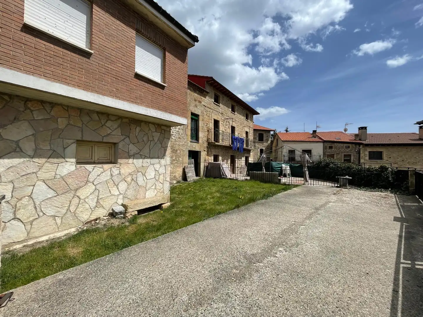 Vista exterior de Finca rústica en venda en Regumiel de la Sierra amb Jardí privat, Parquet i Traster