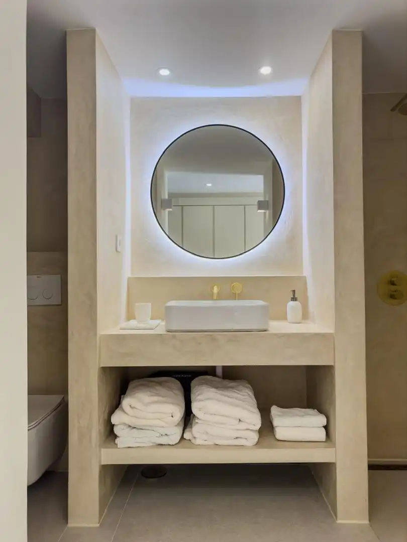 Baño de Apartamento de alquiler en Estepona con Aire acondicionado, Terraza y Piscina