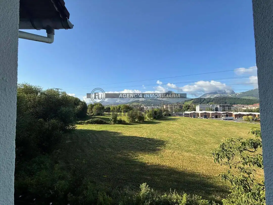 Wohnung zum Verkauf in Iurreta mit Privatgarten, Abstellraum und Balkon