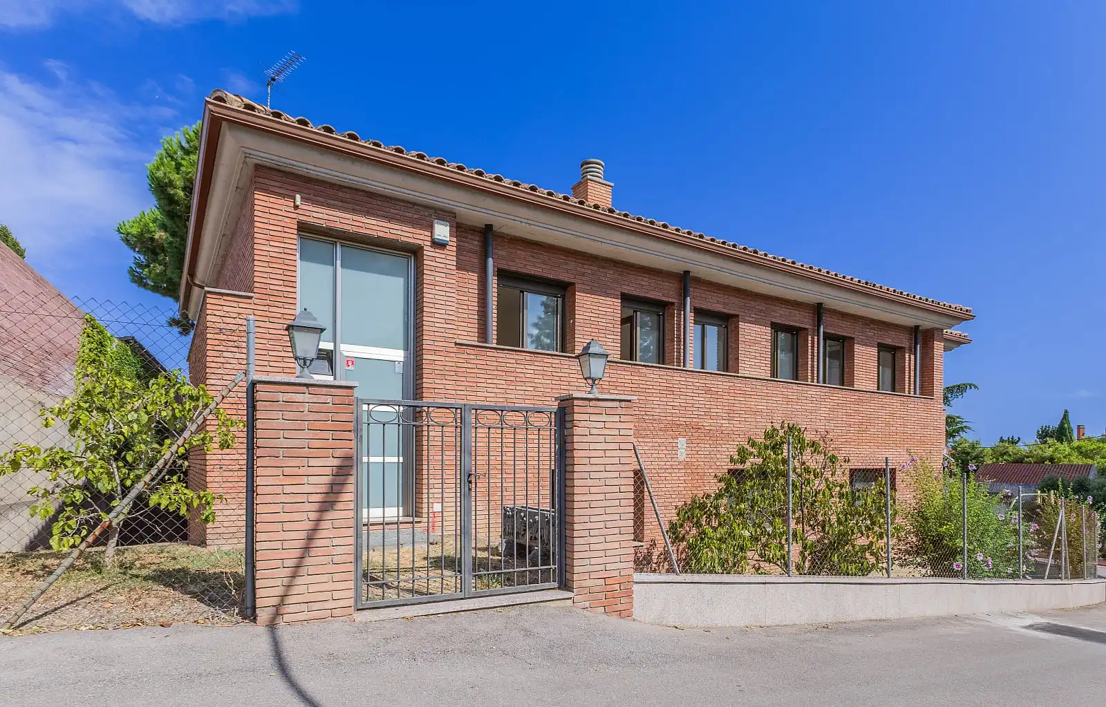 Exterior view of Houses for sale in Via Europa - Parc Central