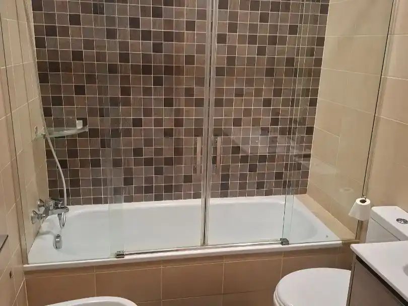 Baño de Piso para compartir en Dos Hermanas con Aire acondicionado y Amueblado
