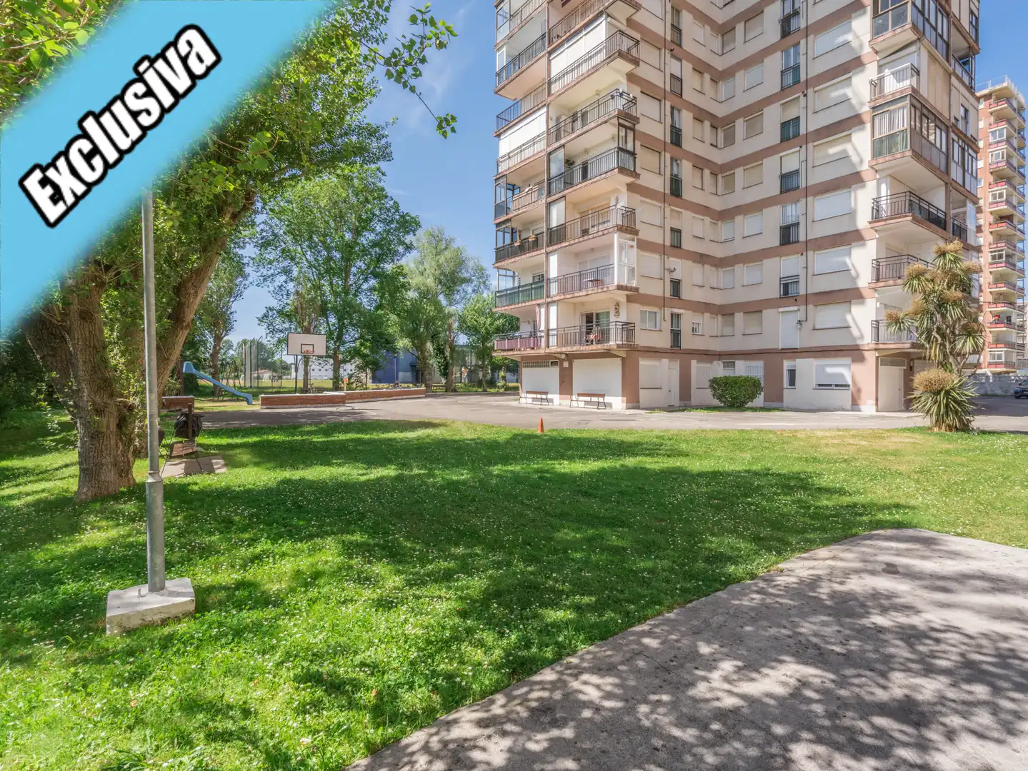 Vista exterior de Pis en venda en Laredo amb Calefacció, Parquet i Terrassa