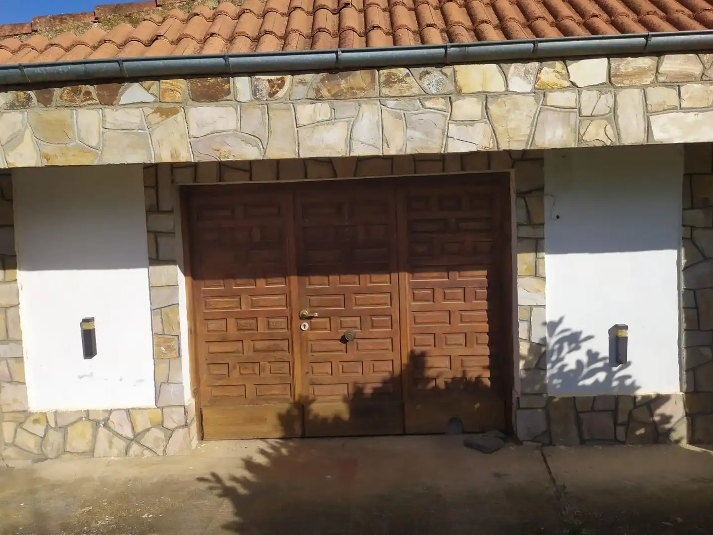 Vista exterior de Casa o chalet en venta en Pozuelo del Páramo con Calefacción, Terraza y Amueblado