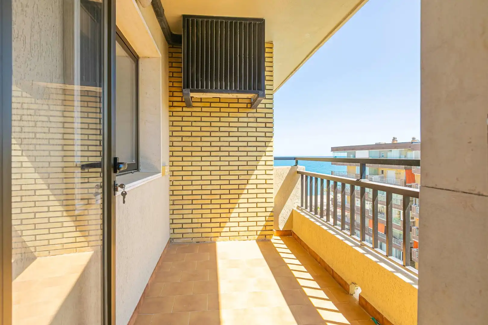 Terrasse von Wohnungen zum Verkauf in Fuengirola mit Klimaanlage, Terrasse und Gemeinschaftspool