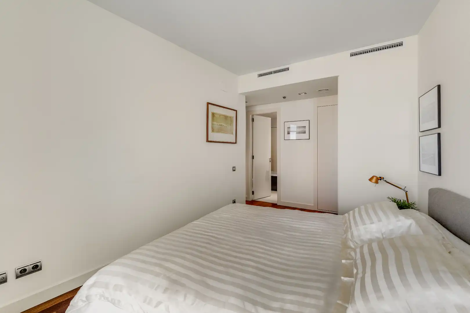 Bedroom of Flat for sale in Barcelona  with Air Conditioner, Heating and Parquet flooring