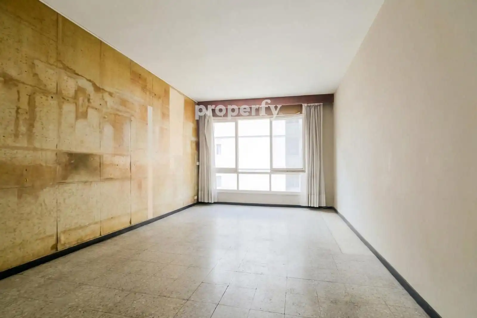 Piso en venta en Barcelona con Calefacción, Terraza y Balcón
