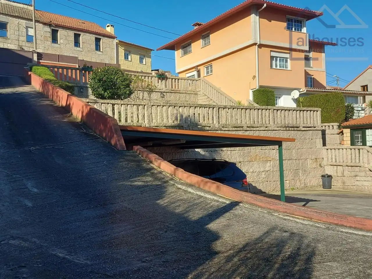 Parking de Casa o chalet de alquiler en Vigo  con Calefacción, Jardín privado y Trastero