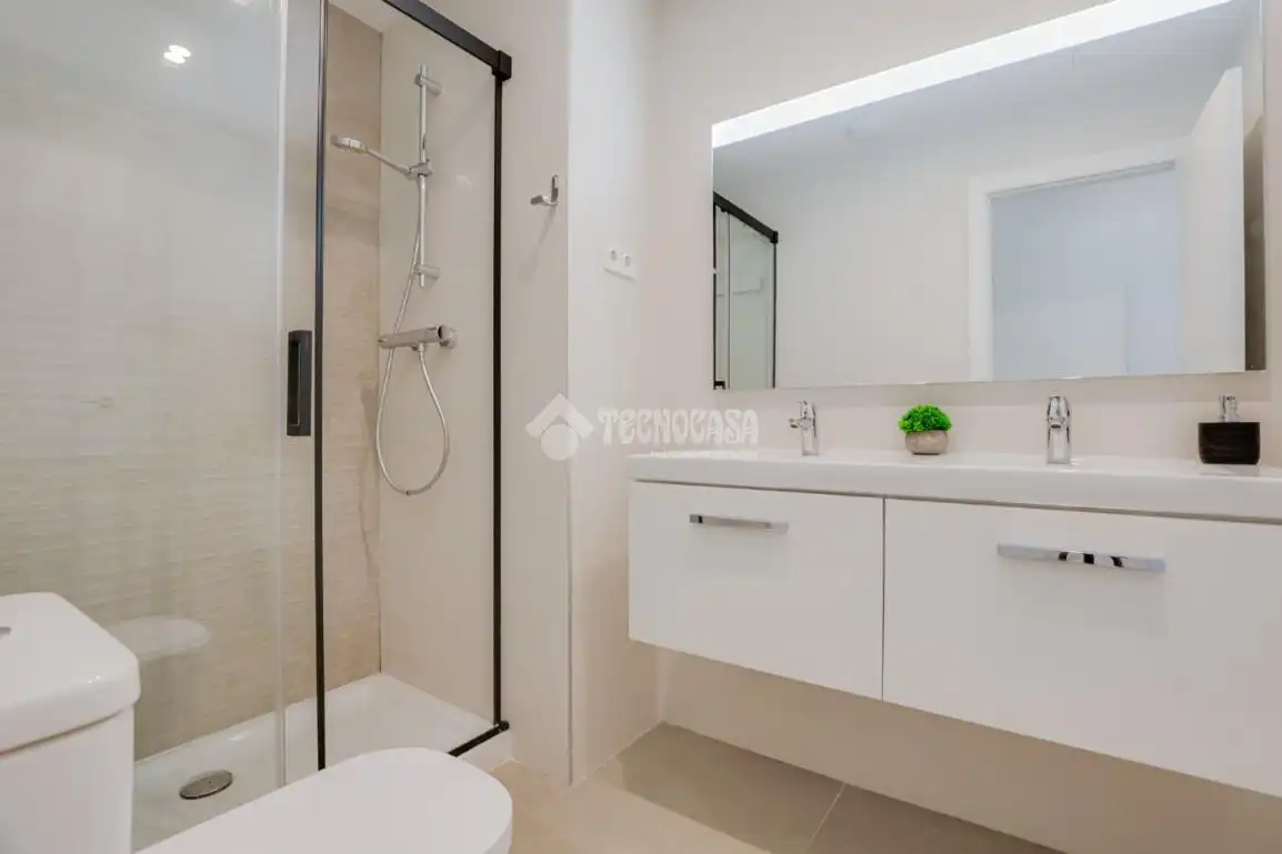 Baño de Piso en venta en L'Hospitalet de Llobregat con Aire acondicionado, Calefacción y Trastero