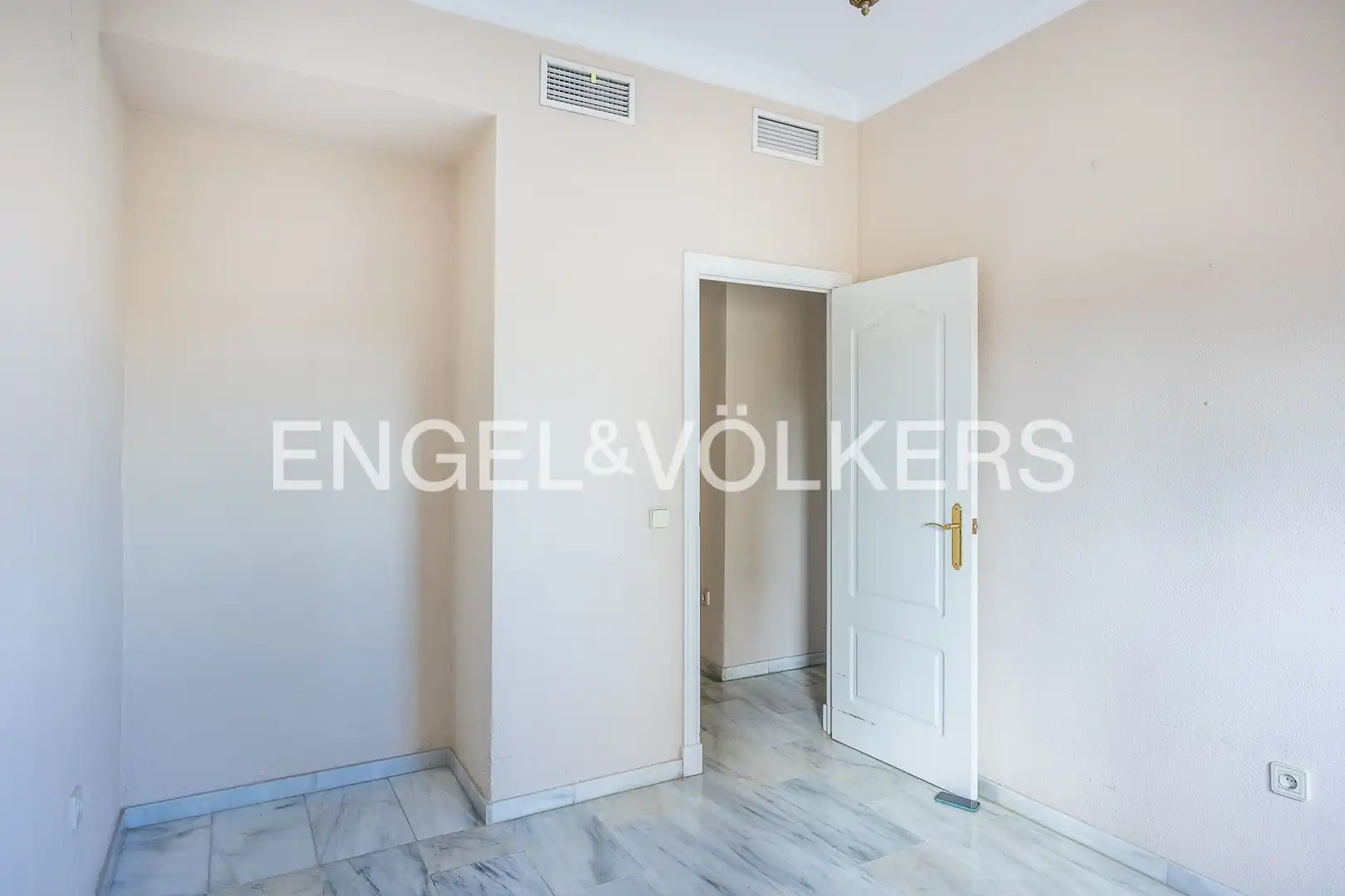 Flat for sale in Sevilla  with Air Conditioner, Heating and Terrace