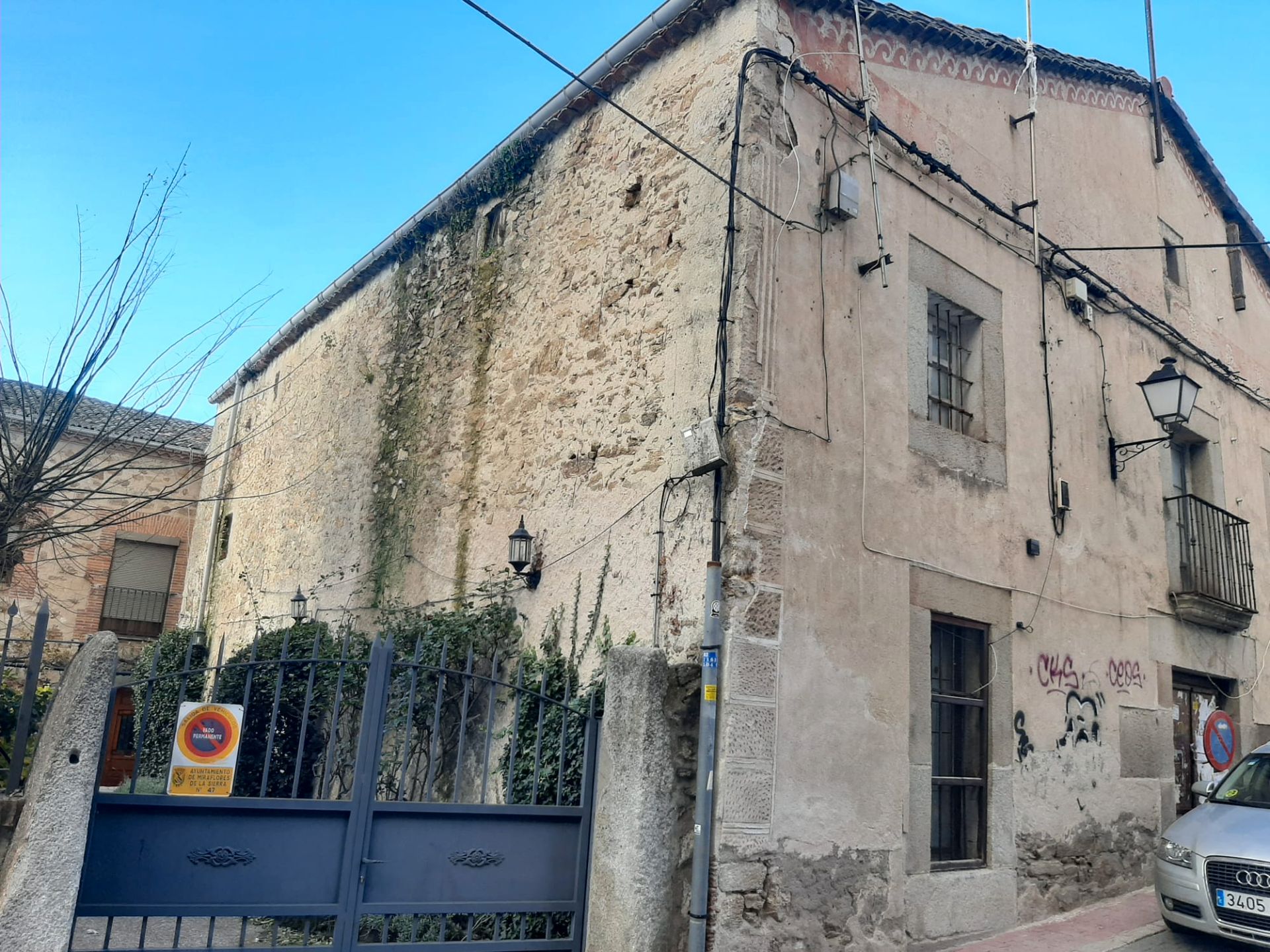 Exterior view of Single-family semi-detached for sale in Miraflores de la Sierra  with Heating, Private garden and Balcony