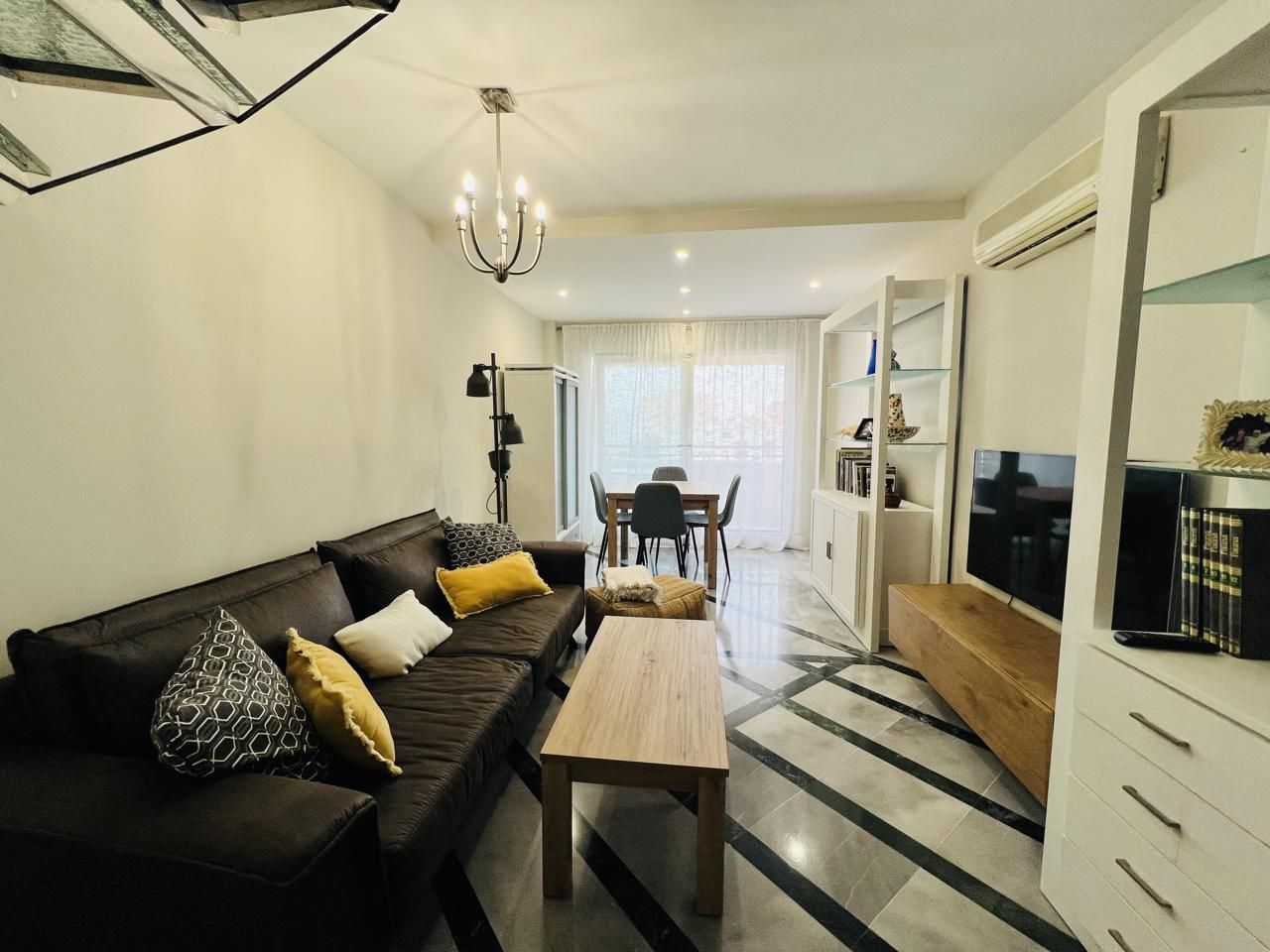 Sala d'estar de Àtic de lloguer en Torremolinos amb Aire condicionat, Terrassa i Moblat