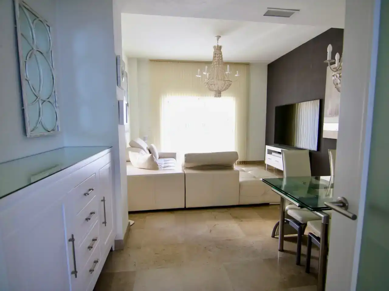 Sala d'estar de Casa o xalet en venda en Mairena del Aljarafe amb Aire condicionat i Piscina