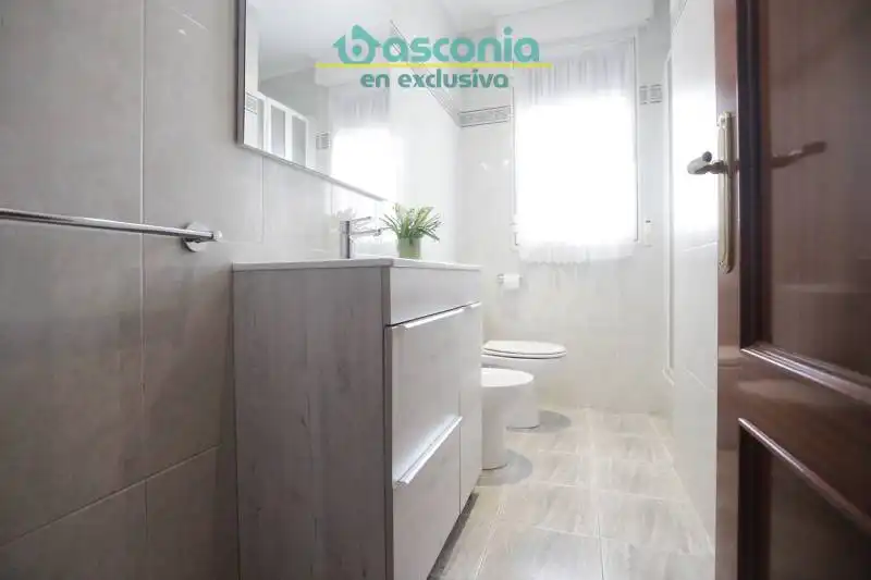 Bathroom of Flat for sale in Centro - Ariz - Uribarri