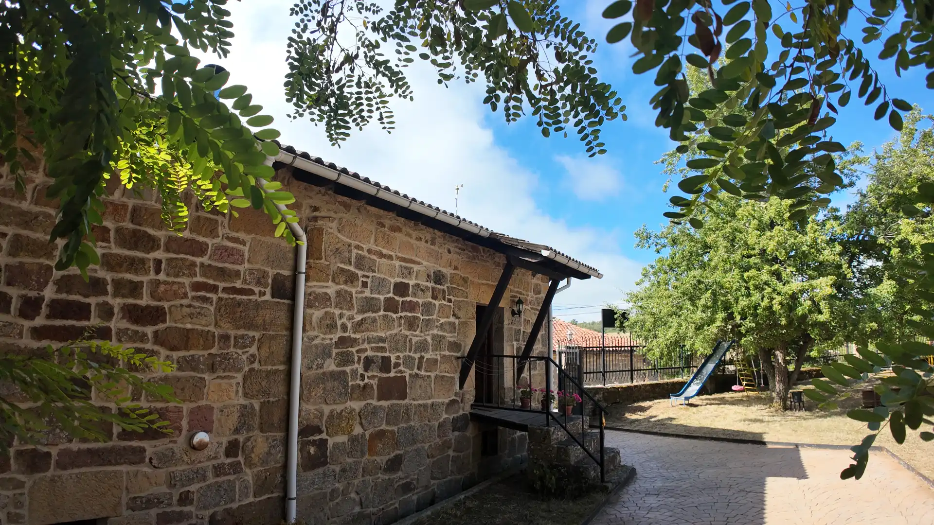 Vista exterior de Edificio en venta en Valderredible