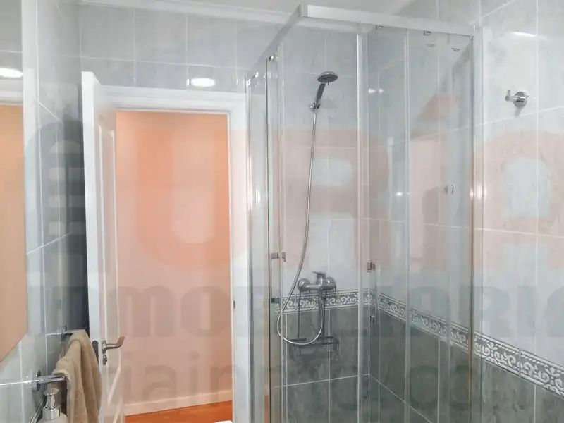 Badezimmer von Wohnung zur Miete in Oviedo  mit Heizung, Terrasse und Möbliert
